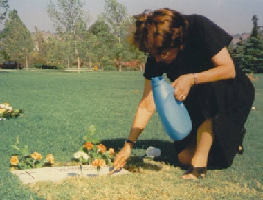 Ivette at Osvaldo's grave