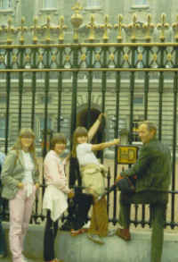 Kristin, Adelheid, Hild and Olav - outside Buckinham Palace 1981.