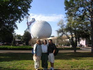 Ann Kristin, Hild og Alvaro p veg inn i Epcot.