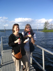 Hild og Ann Kristin kosar seg med is og brus.