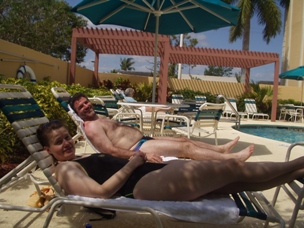 Hild og Rob slapper av ved svmmebassenget i Fort Lauderdale.