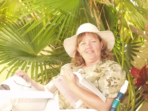 Ann Kristin slapper av ved svmmebassenget i Fort Lauderdale.