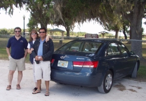 Rob, Ann Kristin og Alvaro med leigebilen vr: Hyundai Sonata.