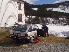 Janet vaskar toyotaen.