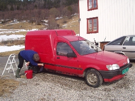 Neste jobb: Janet vaskar Postman Pat bilen.