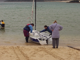 Liz gjeng ned p stranda for  sj om Martin og Rob treng hjelp...