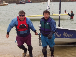 Martin og Rob trekker 'Blue Moves' opp fr vatnet... phu det er hardt arbeide!