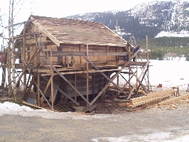 Olav arbeidde ofte med  restaurere eit loft p Straume.