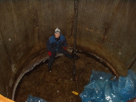 Hild som avlysar hentar silo med grabben.