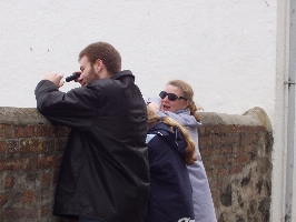 Simon, Sophie og Liz str med kikkert for  flge med p selginga i St. Ives.