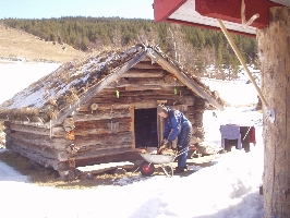 Olav hiver ferdigkappa ved inn i vedskulet i Systog.