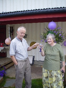 Janet and Olav with champagne.