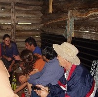 Bjrnar, Adelheid, Paulina, Nicolas, og Olav griller plser p bl p Voglumtveit.