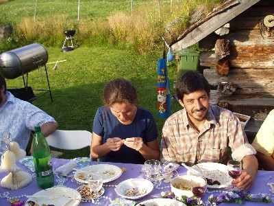 Paupi and Nico eating dinner.