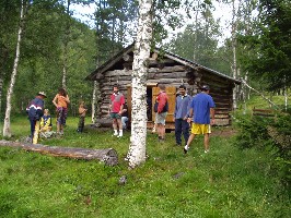 Everybody outside the cabin at Voglumtveit.
