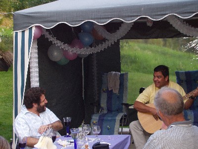 Alvaro og Rob spelar og syng.