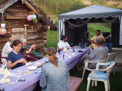 Underhaldning av Alvaro og Rob og kven som ellers ville vere med.