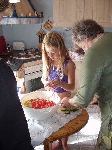 Gry Hege og Janet lagar salat.