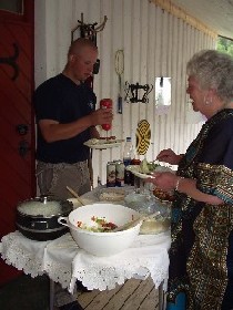 Hvard and Viv helping themselves to dinner.