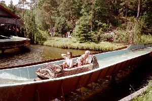 Olav, Gry Hege og Bjrnar i tmmerrenna i Dyreparken utanfor Kristiasand, 2001.