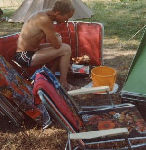 Olav i sving i 'kjkkenet' p Hamresanden, 1977.